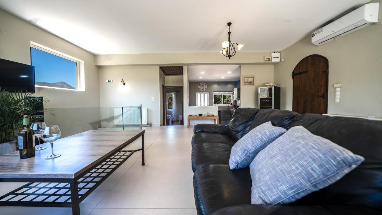 Petronila Luxury Kíssamos
